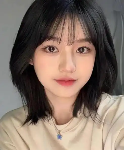 2022圆脸减龄最火短发(时髦又显脸小的女生发型推荐)-流速屋