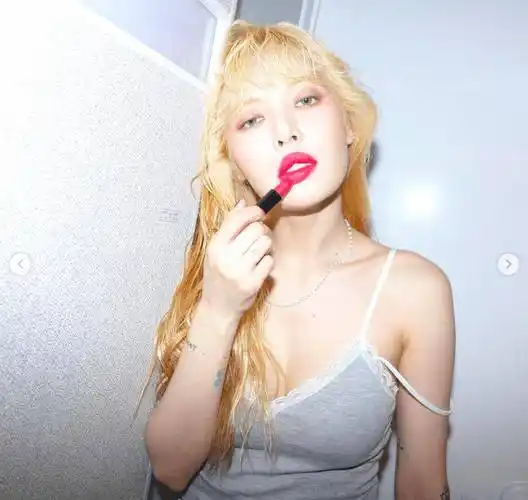 泫雅晒金发浓郁红唇照,搭配吊带皮肤白皙时尚十足_组合_minute_wonder