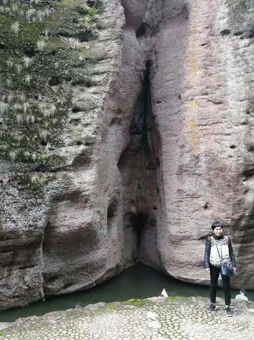 距市中心18公里,由仙水岩,龙虎山,上清宫,洪五湖,马祖岩和应天山等