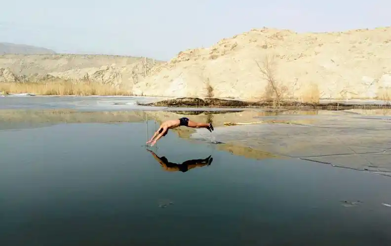 库尔勒冬协冬泳人,登上春季最后一艘冰船,在特别的"日子"拥抱泳恒的"