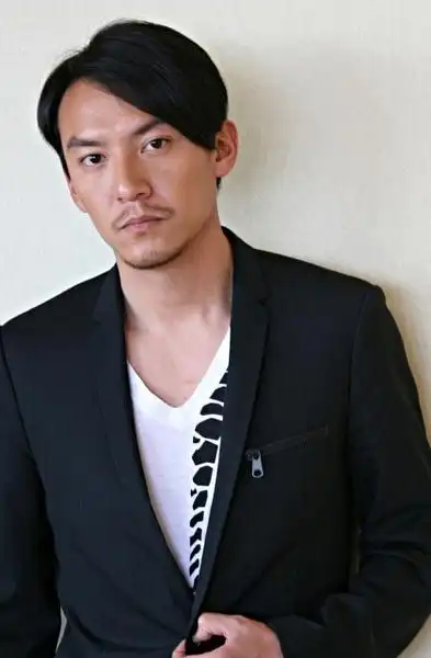 张震杂志封面大片曝光 目光深沉显男人味十足