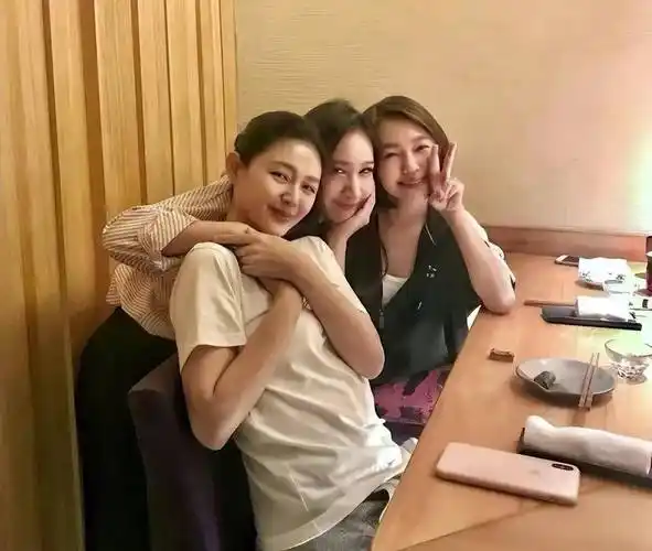 原创大s具俊晔婚纱照首次公开大s穿抹胸纱裙笑容太绝具俊晔似父亲