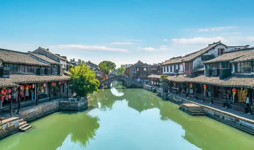 之风中国风简约海报模板白色背景下秀丽的朱家角水乡古镇风景图江南