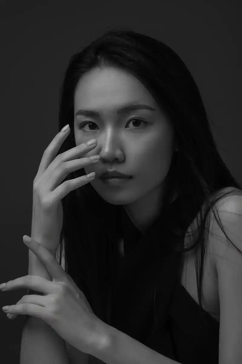 黑白个性艺术肖像照.极简杂志风 干净的高级灰 无论是做形象照 - 抖音