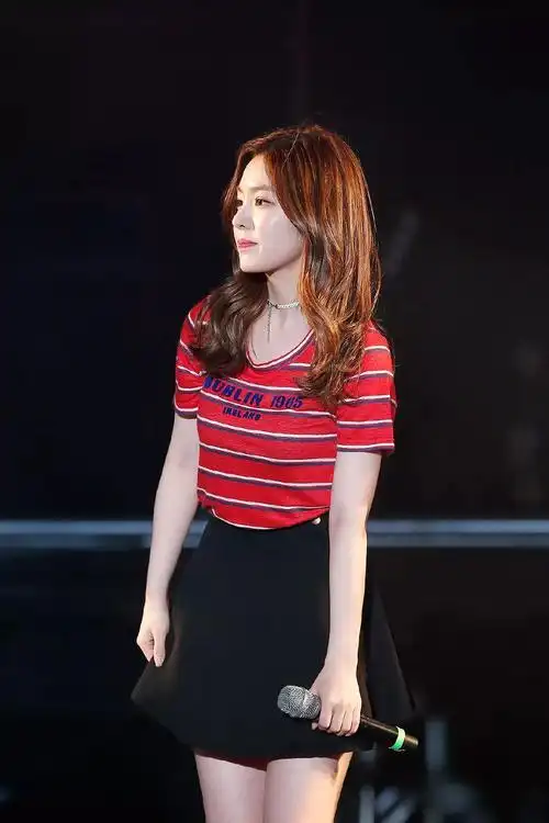 快要溢出屏幕的青春气息~白色灯笼袖上衣搭配红色荷叶边短裙清纯可爱