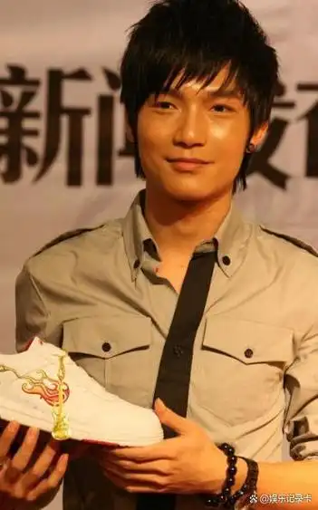 陈楚生全家福曝光,妻子刘云罕见露面,网友纷纷表示羡慕送上祝福