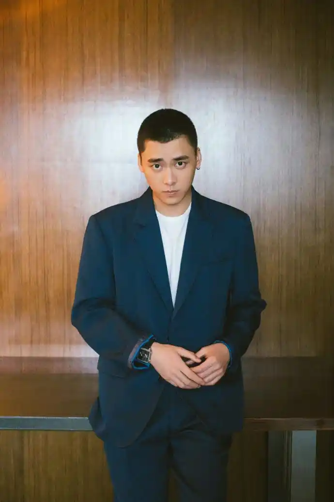 李易峰卡拉出席活动神仙同框寸头李易峰又a又暖