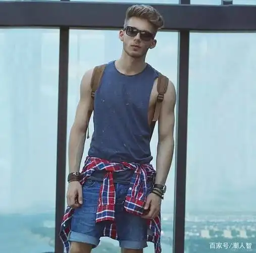 但潮流的改变,衣服就是不能好好穿,系在腰上才够洋气!