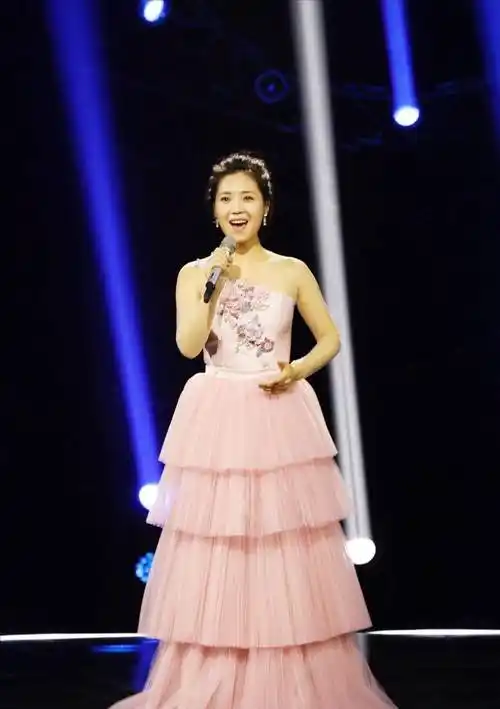 回顾云朵的这些年,从一个籍籍无名的普通人到5次登上春晚舞台的女歌手