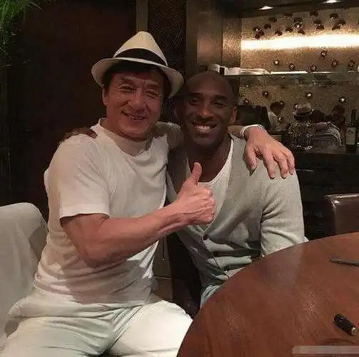 成龙与科比俩人私下的关系还是比较好的,这张成龙太机智了,175的身高