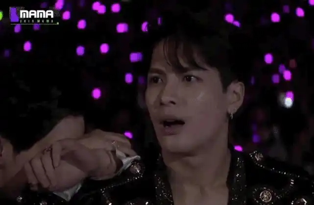 jyp老板穿透明雨衣大秀舞姿,王嘉尔表情成亮点,网友笑出猪叫_朴振英