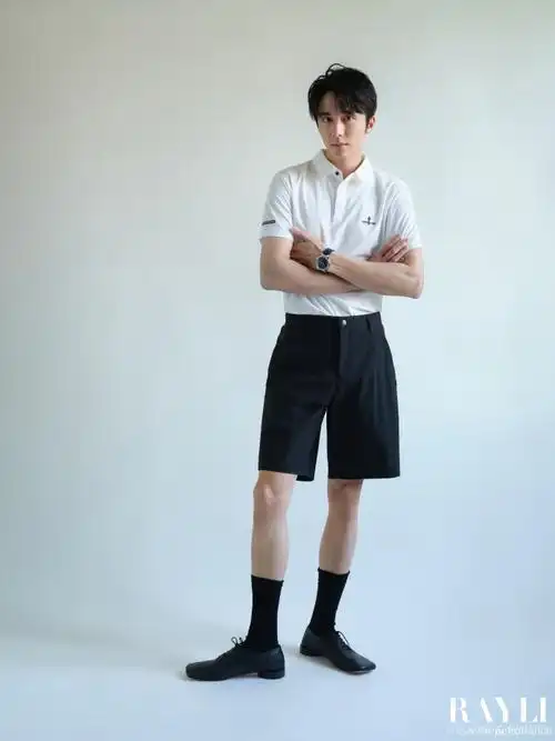 张新成穿着#repettojacquemus#联名系列zizi牛津鞋,拍摄《瑞丽服饰