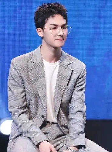 男生"狗啃式"短发