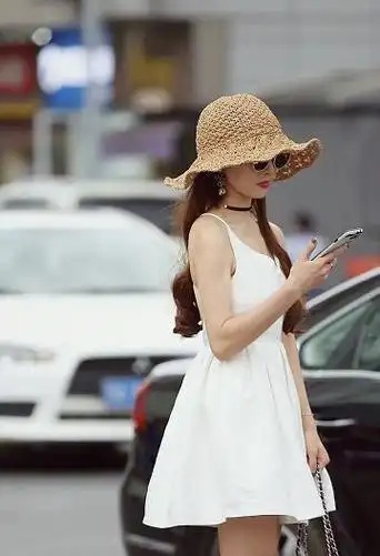 街拍太阳下有光晕的白衣玉肤美女穿女人味十足