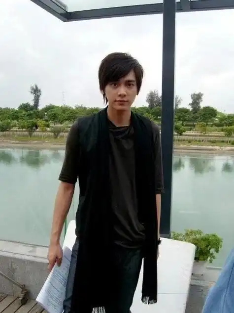 挑战每天按相册顺序发一张李易峰的照片