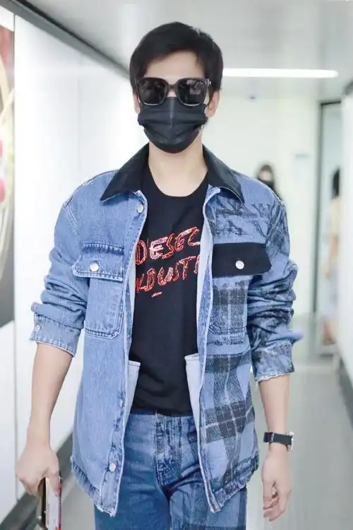 杨洋今日份机场路透图一身蓝色格子牛仔look,酷帅有型的新鲜咩～最后