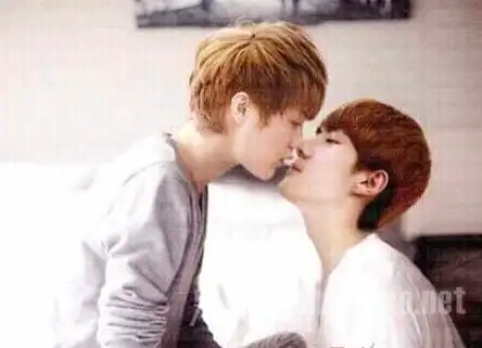 吴世勋鹿晗竟然是一对同性恋 吴世勋鹿晗亲密照片机场牵手视频曝光