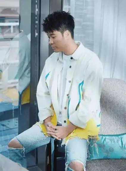 尤其是随着年龄的增长,已经慢慢步入中年的陈赫,身体的发福也让他看