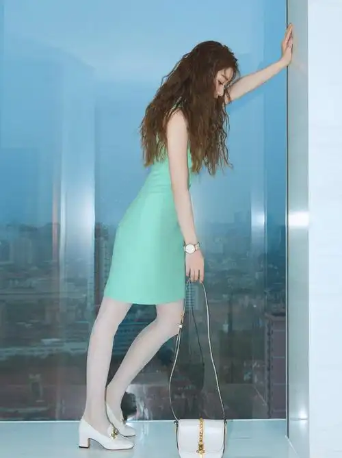 姜贞羽薄荷绿礼服性感图片写真