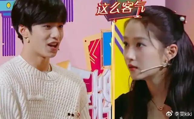 刘耀文一把搂住关晓彤却只顾绅士手谁注意他的表情笑了