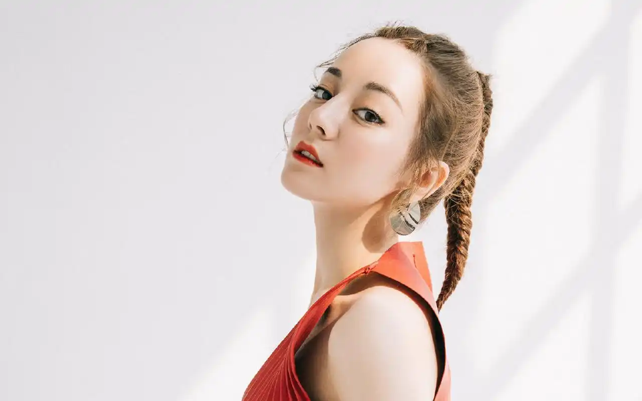 新疆美女明星迪丽热巴性感低胸装高清桌面壁纸