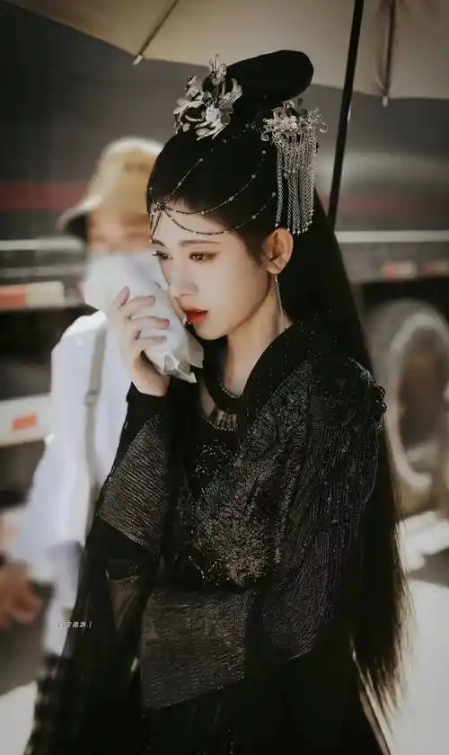 鞠婧祎在这部剧中的角色魏枝是由弱变强的,同时还经历了所谓的"黑化"