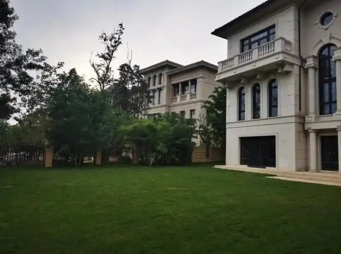 远洋lavie别墅中的劳斯莱斯