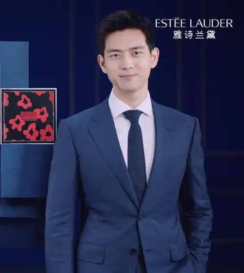 今日,雅诗兰黛官博公开李现的七夕视频,成熟稳重的现哥身穿深蓝色西装