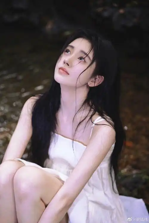 鞠婧祎一双又大又圆的眼睛好似经过洗涤般透亮,深情的眼神透过照片