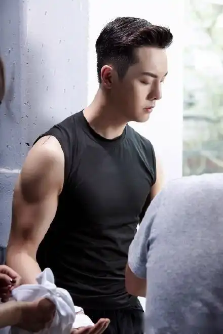 【陈伟霆赤膊打篮球】热爱运动健身,身手矫健身型酷帅的陈伟霆,有木有