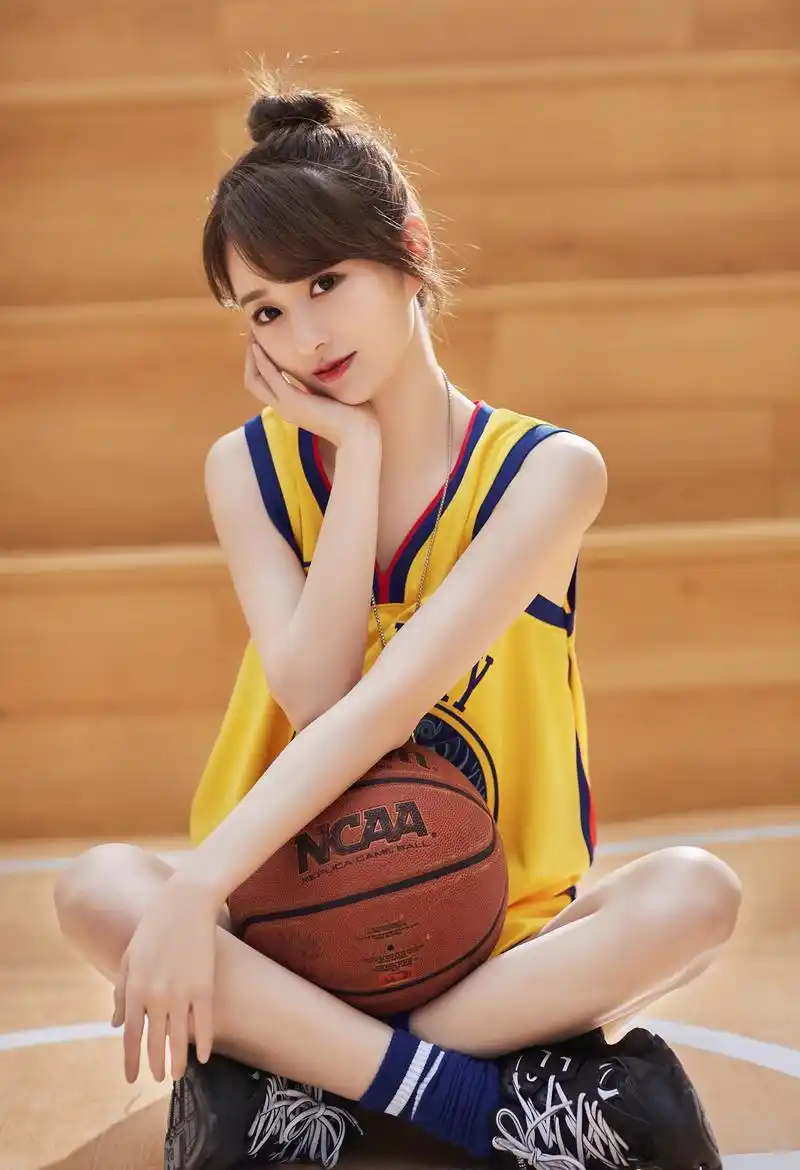 腾讯nba美女主播小七,肤白貌美,绝世容颜,球迷心中的"白月光"