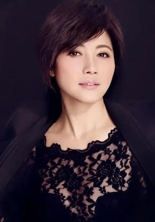 她曾获得过电影八项奖,堪称中国最佳女演员,现在的她没戏可演