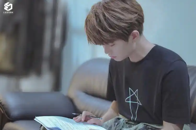 任嘉伦(国超)cr:主食是国超啊 - 堆糖,美图壁纸兴趣社区