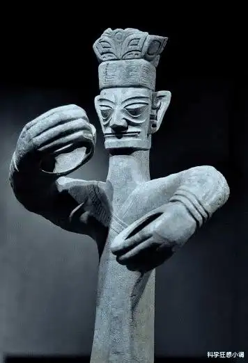 三星堆青铜大立人像手里拿的啥?姿势为何如此诡异