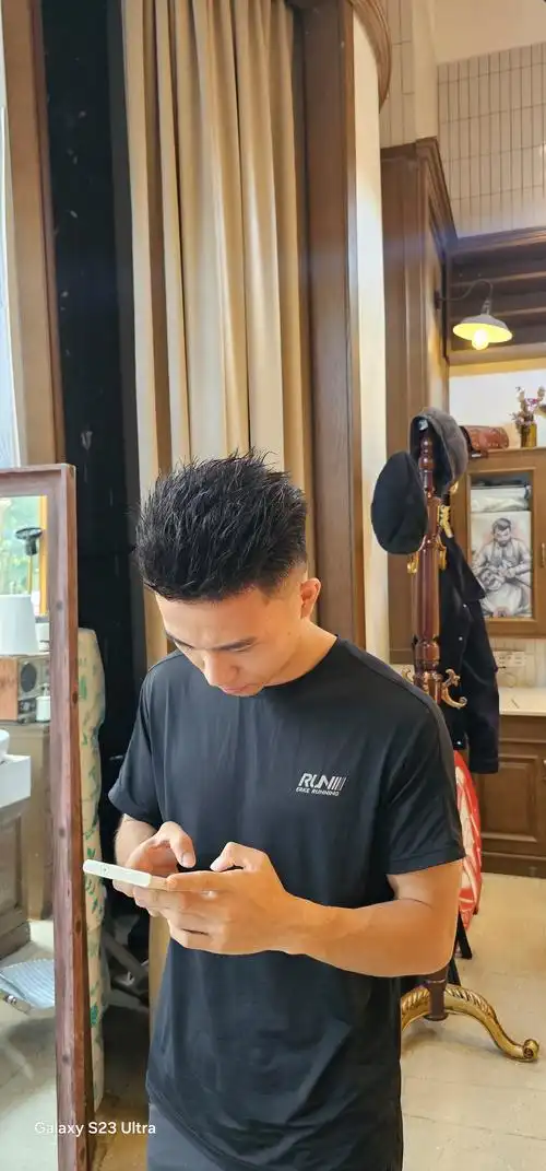 该说不说,这个龙须背头雀氏帅啊