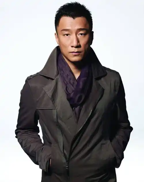 原创孙红雷被拍成五五分近照身材圆润胖了许多风格打扮与以往不同