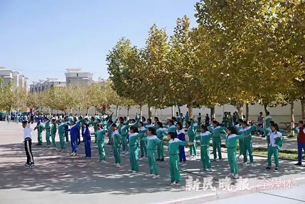 图说:叶城职业高中校园一景学校雕刻专业部部长努尔麦麦提·麦麦提明