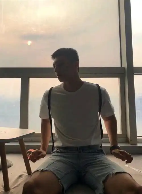 戴眼镜的运动小哥哥,可爱帅气的自拍照和穿衣风格与众不同相媲美_网易