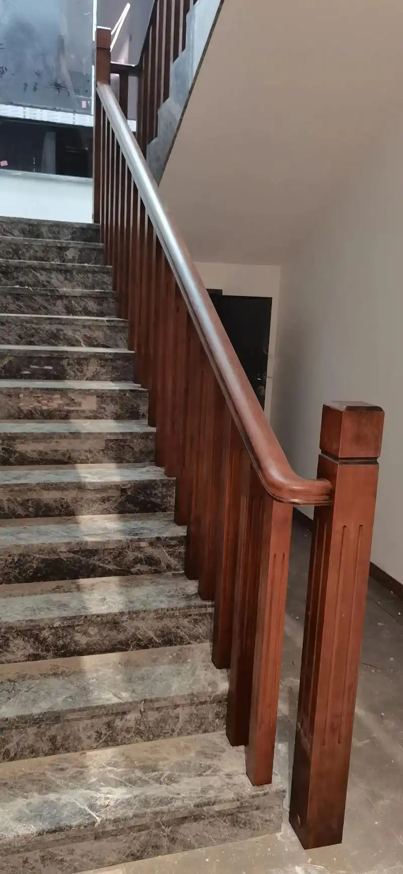 榉木底擦色效果#实木楼梯扶手 #别墅楼梯 - 抖音