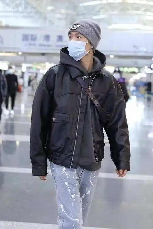 董又霖穿灰色卫衣外搭黑色皮衣现身机场,头戴针织帽帅气十足