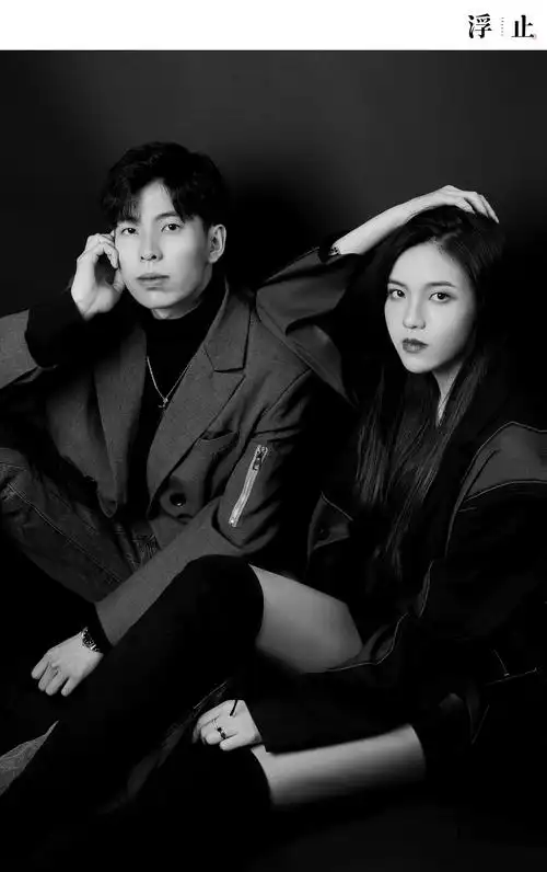 黑白情侣肖像