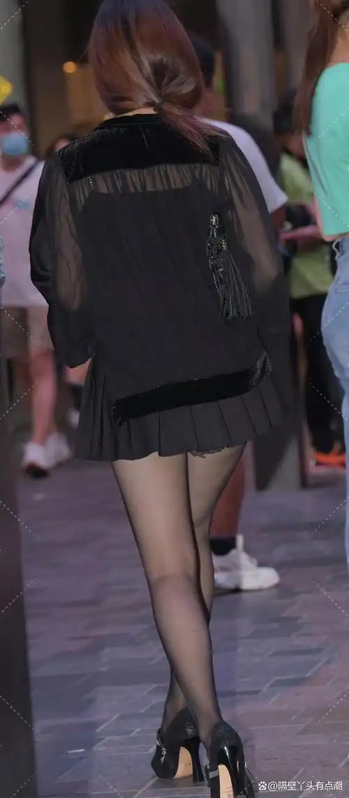 黑色系魅力搭配,吊带百褶短裙搭配,韵味独特个性时尚!