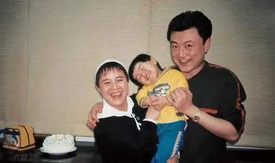 57岁金龟子主持网红猫七七婚礼!3个细节争议,网友:掉价又尴尬