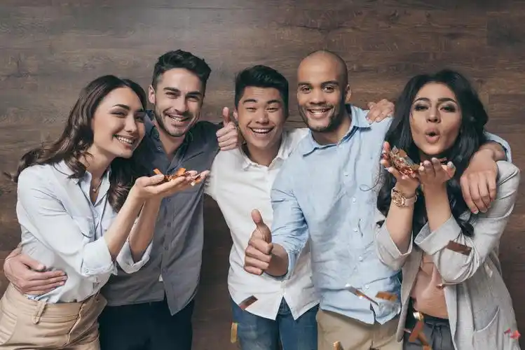 多族裔群开朗的年轻人站在一起庆祝着