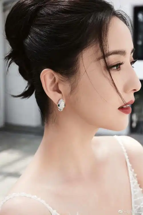 佟丽娅白色镂空勾花纱裙##华表奖红毯##佟丽娅华表奖红毯生图