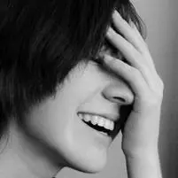 用手遮着眼睛在微笑(冷笑,无奈笑那种,有点像女的)头像!