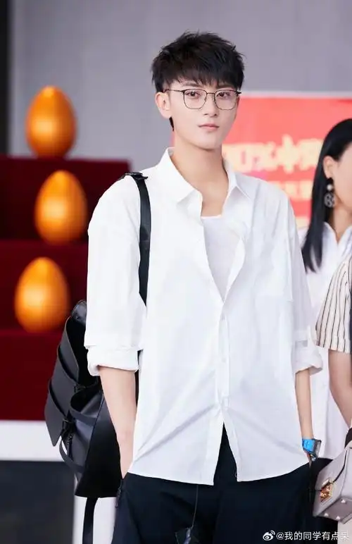 黄子韬痞帅式穿搭真的绝#真的黄子韬每次出行无论是机场穿搭还是随性