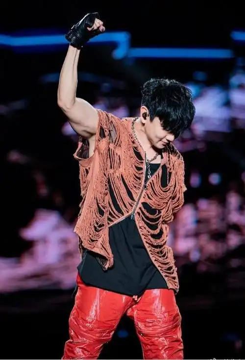 演唱会造型大pk,华晨宇颠覆造型太夸张!