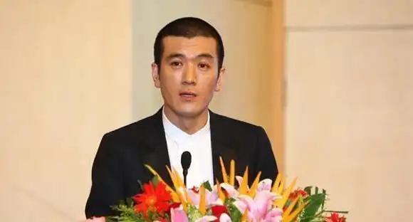 出身富贵却投身演艺圈,俘获星女郎黄圣依芳心,杨子到底凭什么?