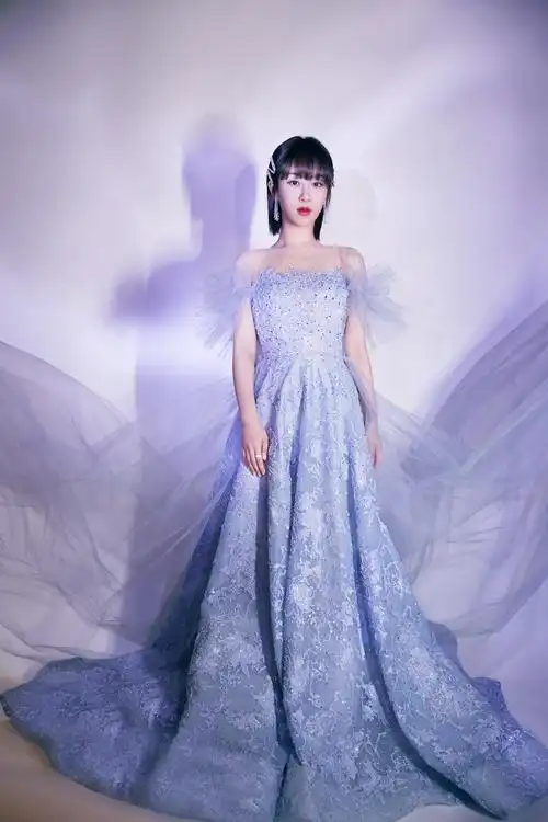 杨紫东方卫视跨年造型曝光!穿雾蓝钻饰长裙像仙女
